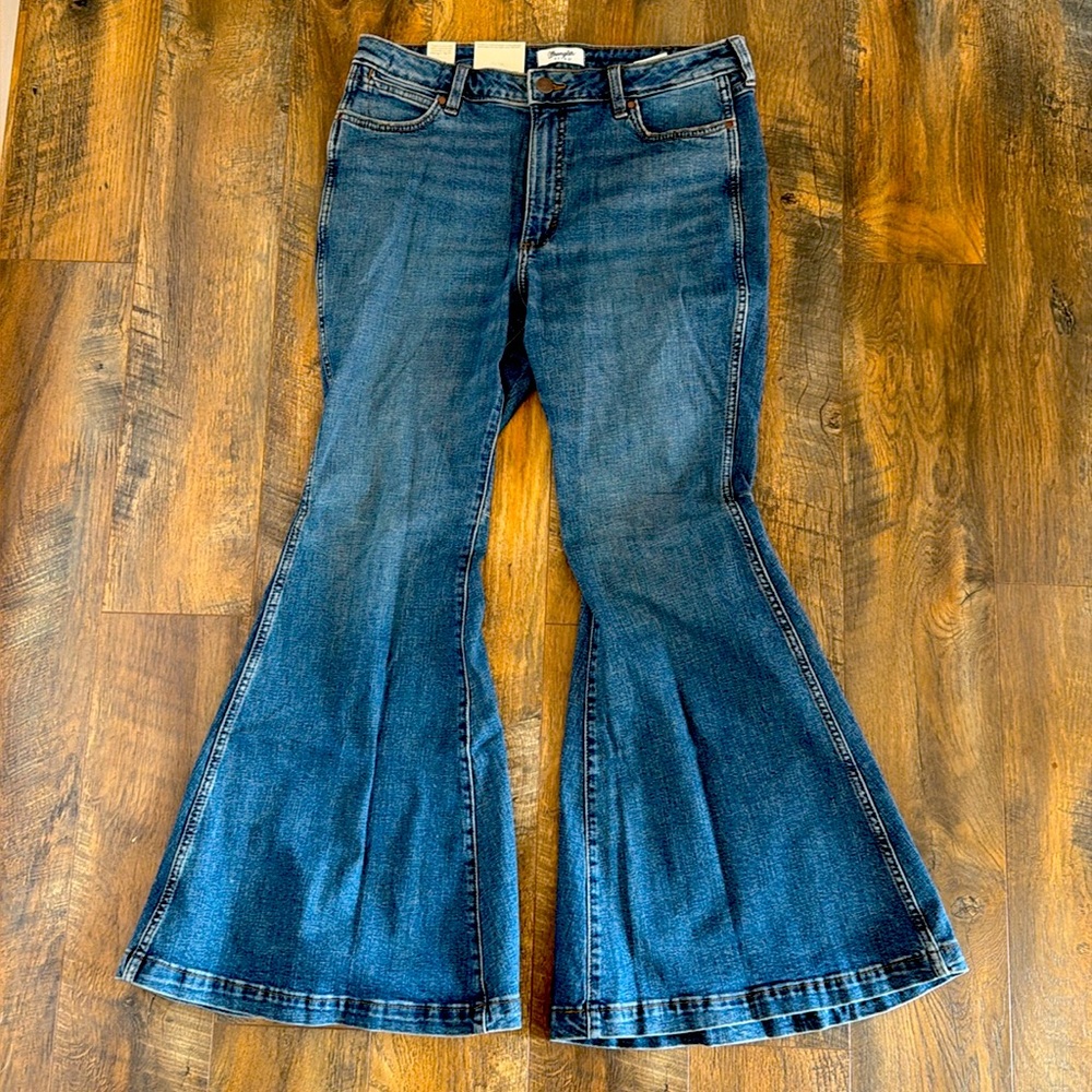 NWT! Wrangler Retro Bailey High Rise Flare - 32x32
